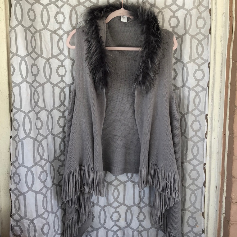 Women’s gray cardigan with faux fur collar